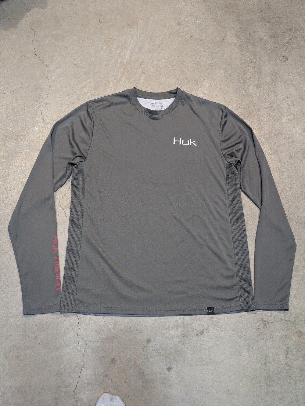 Huk Fishing Men’s M Long-Sleeve Performance Shirt Gray Fish Accent